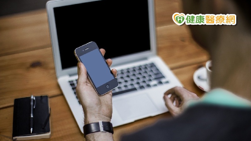 長期低頭族姿勢「欠佳」　教你用3撇步遠離身體痠痛