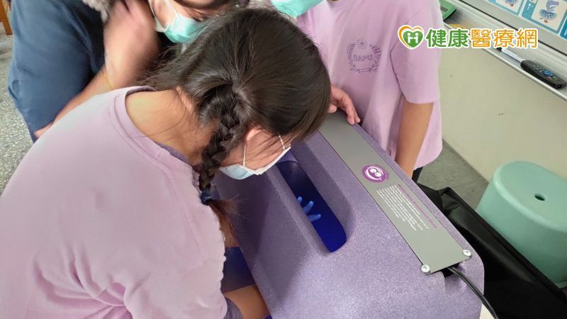 學童洗手五時機「病菌森七七」　螢光燈檢測清潔成效_音波拉皮