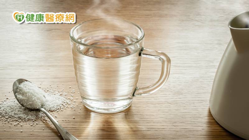 吸蒸氣、鹽水漱口可防疫？　專家闢謠_植髮